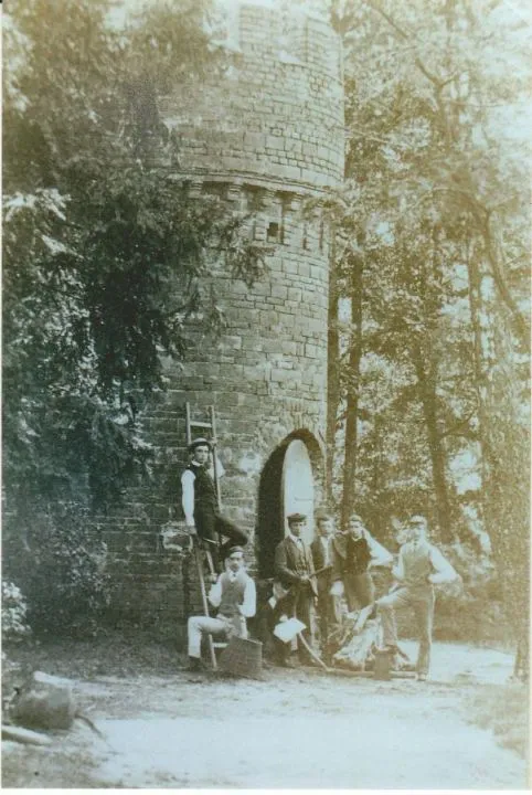 Pädagogisten vor dem Hungerturm um 1900